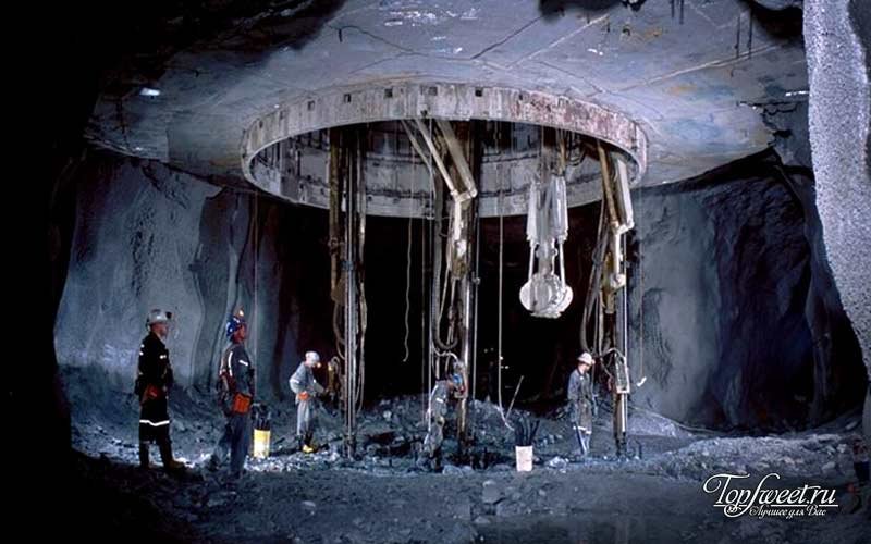  The Kidd mine "width =" 800 "height =" 500 "class =" aligncenter size-full wp-image-17594 "/> </p>
<blockquote>
<p> Depth 3048 meters </p>
</blockquote>
<p> The deepest mine in the world is the Mpongor mine in South Africa, its depth is 4000 meters, but the mine, called Kidd Mine in Ontario, Canada, which is 3048 meters deep, is closer to The core of the Earth, than the mine of the Hopper, because our planet does not have an ideal shape Due to the rotation of the Earth in the equatorial part, the diameter is slightly larger than at the poles, the difference being about 140 kilometers, so the person standing on the equator is removed an average of 70 kilometers from the core further than the person standing on the pole . </p>
<p> The Kidd mine was discovered in 1964 as an open cut and gradually expanded underground. Now it is the largest copper mine in the world. It employs 2,200 workers and produces millions of tons of ore per year. </p>
<p><h5> <span> ✰ ✰ ✰ </span> </h5>
</p>
<p> <span class=