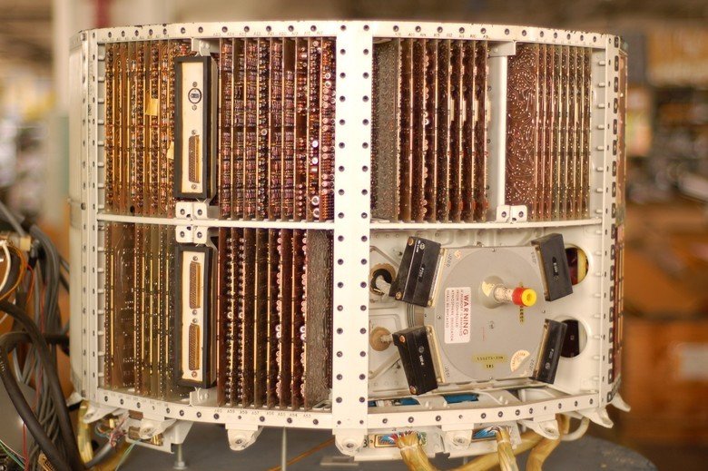  image <em> Computer Autonetics D-17 from the rocket Minuteman I </em></p>
<p>The LGM-30 Minuteman used a computer (D-17, Then D-37C, and several other modifications), which became one of the first transistor computers to store data on a hard magnetic disk; D-17 kept the coordinates of the target in mind and could be retargeted by reprogramming in a relatively short time. In addition, the program was optimized and updated, without any mechanical changes in the rocket itself or its navigation system, which eventually allowed to store up to 8 targets at a time and extremely flexible adaptation of the nuclear strike strategy.</p>
<p>The LGM-30 Minuteman-3 with on-board computers, already more than 40 years old, is planned to be kept in service until 2030.</p>
<h2 id=