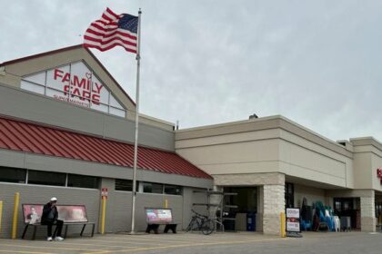 Police Uncover 'Roof Ninja' Woman Living in Supermarket Sign