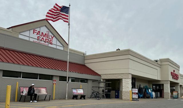 Police Uncover 'Roof Ninja' Woman Living in Supermarket Sign