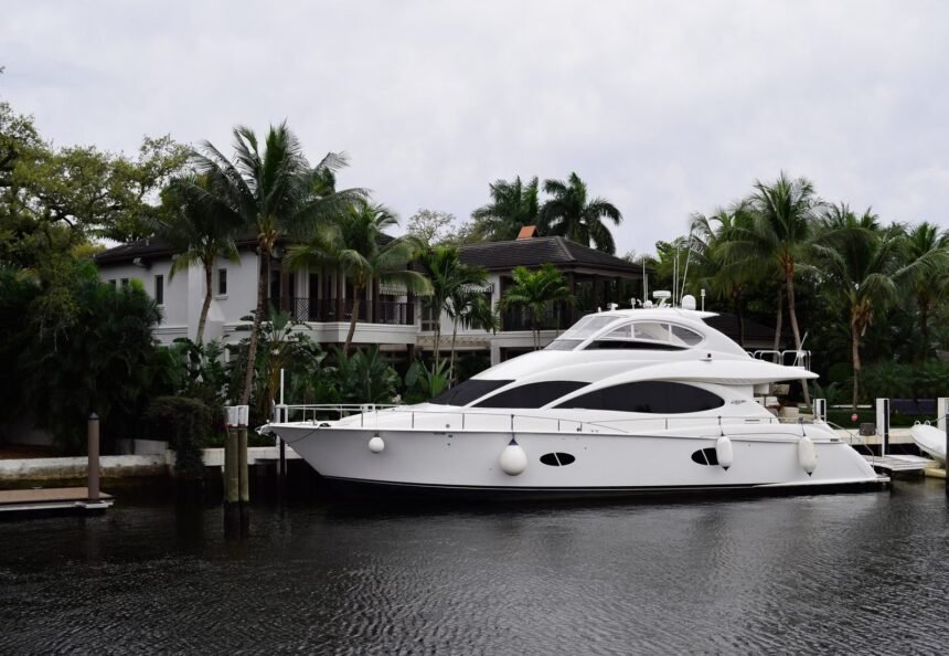 Illustrative stock photo: Fort Lauderdale, New River, luna llena